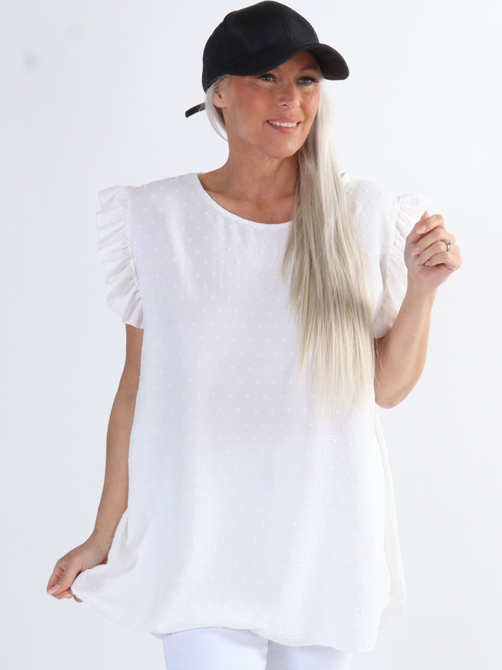 Evig - Söt plus size tunika med prickar och volangärmar - Black